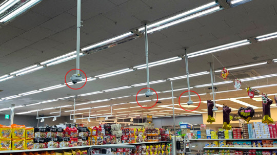 고객동선 분석을 위해 매장 내부에 설치된 결품관리 탐지용 기기. 롯데정보통신 제공